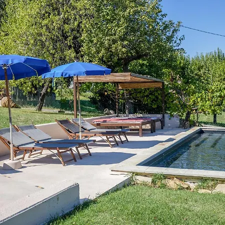 Vakantiehuis Stunning In With Outdoor Swimming Pool *